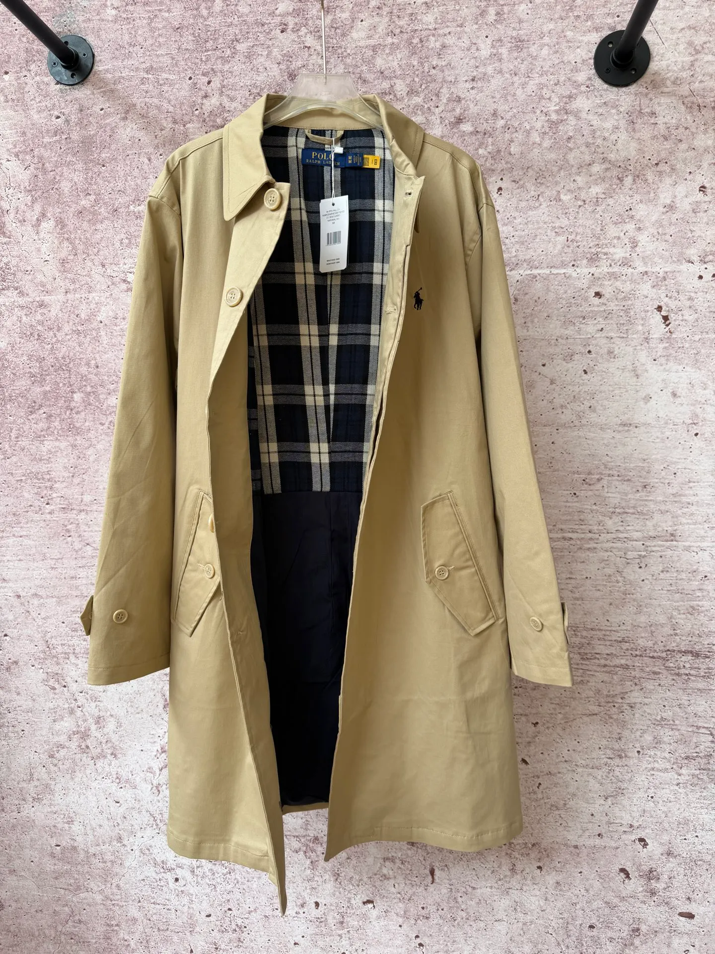 P530 Ralph Lauren autumn unisex long windbreaker jacket, pure cotton twill fabric, with plaid lining inside, customized hardware accessories, fine workmanship, loose fit for both men and women, full of temperament on the upper body, and the split hem design adds to the style.